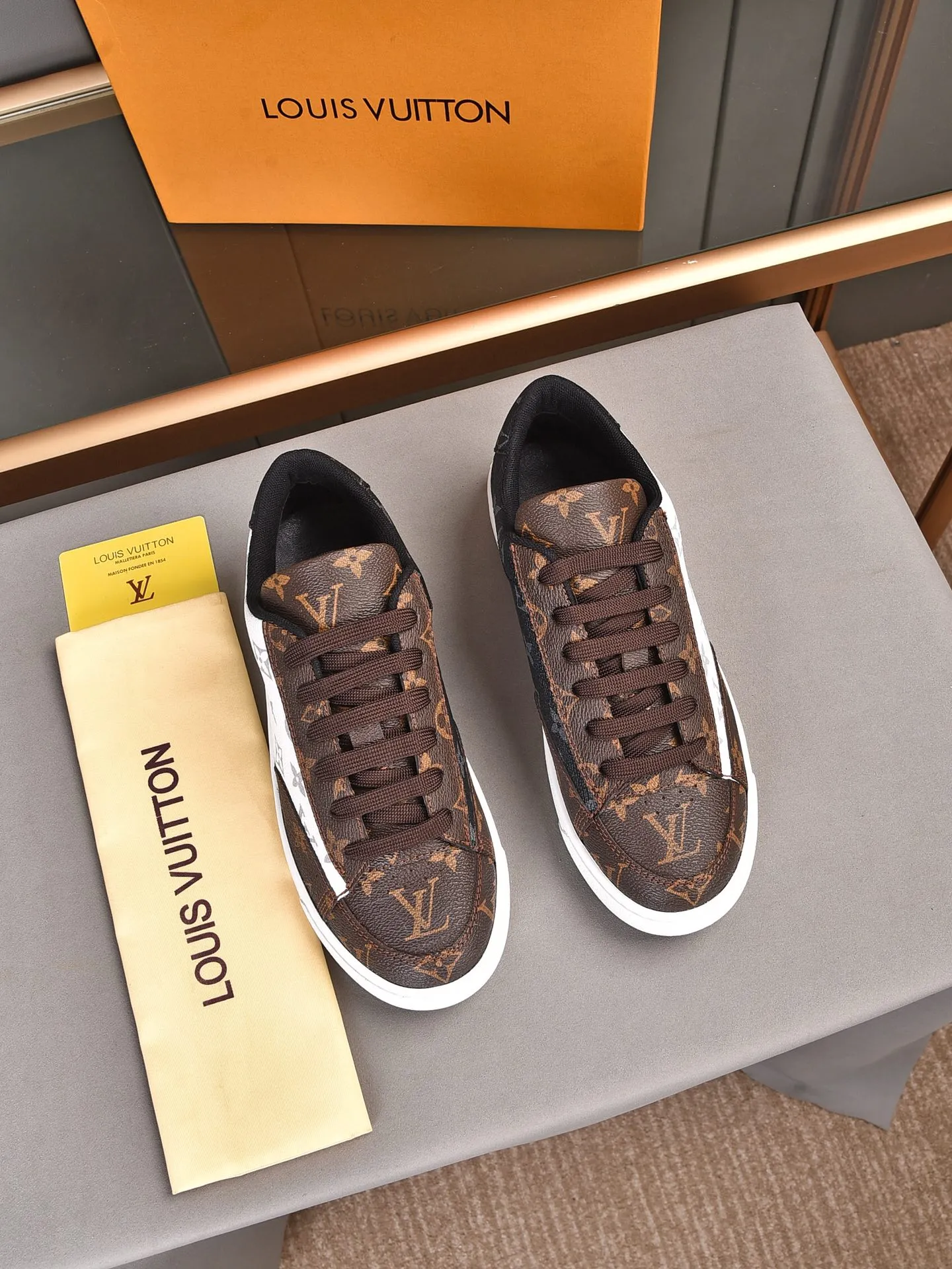 💰💰💰P420 [LV's latest model] New casual Korean-style men's shoes, new autumn and winter design, perfect workmanship, cabinet quality, upper PVC material, breathable mesh lining; soft and comfortable, original rubber outsole super light Wear-resistant, simple, versatile fashion men's shoes, bright colors Two colors available Size 38--44 (45 46 customized)